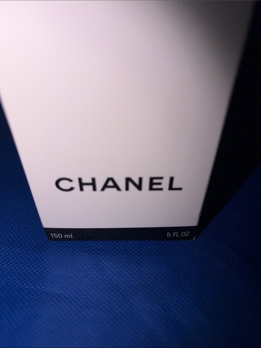 CHANEL La Mousse Cleansing Cream-to-Foam — White & Blue Text - Picture 2 of 6